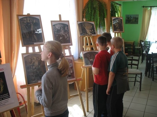 Kopie obrazów Artura Grottgera można oglądać w bibliotece w Stromcu.