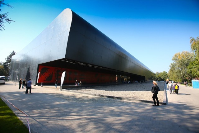 Afrykarium Wrocław otwarcie 26 październikaAfrykarium Wrocław przygotowuje się do otwarcia. To jedyne na świecie oceanarium dedykowane faunie i florze Czarnego Lądu. Będziemy tam mogli wejść w niedzielę 26 października od godz. 9.Do Afrykarium wchodzimy bez dodatkowych opłat, kupując bilet lub roczny karnet do zoo. Bilet normalny kosztuje 30, a ulgowy 20 zł. Bilet rodzinny (2 dorosłych + maksymalnie 3 dzieci) kosztuje 85 zł.