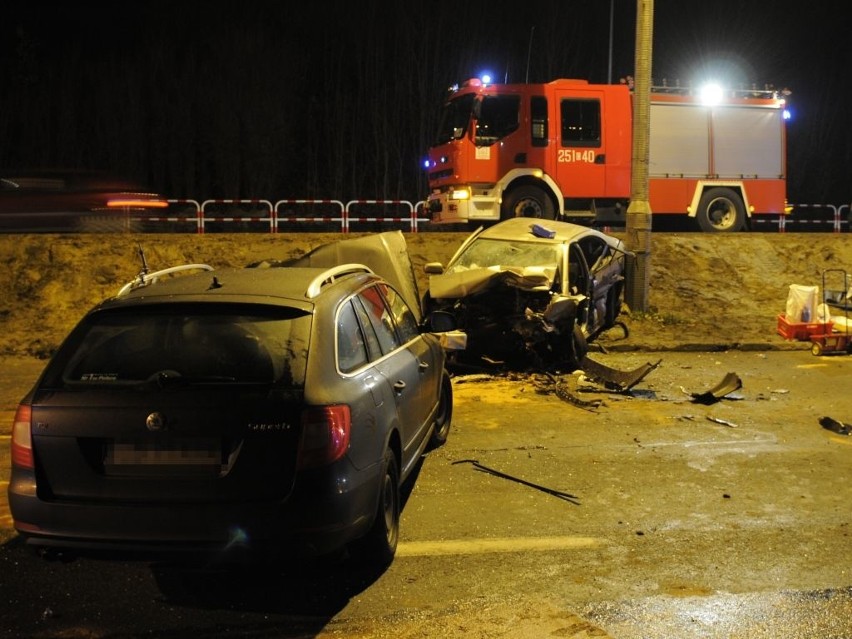 Wypadek na rondzie Toruńskim. Jedna osoba nie żyje, trzy...