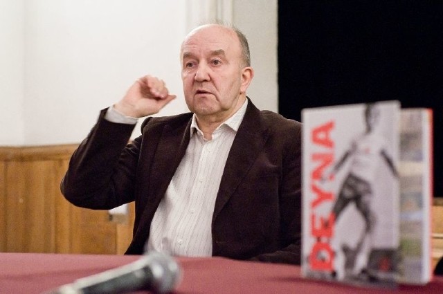 W Tarnobrzeskim Domu Kultury swoją najnowszą książkę "Deyna&#8221; promował znany dziennikarz Stefan Szczepłek.