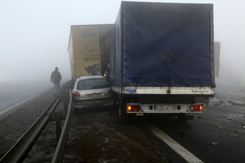 Karambol na autostradzie A1 pod Piotrkowem