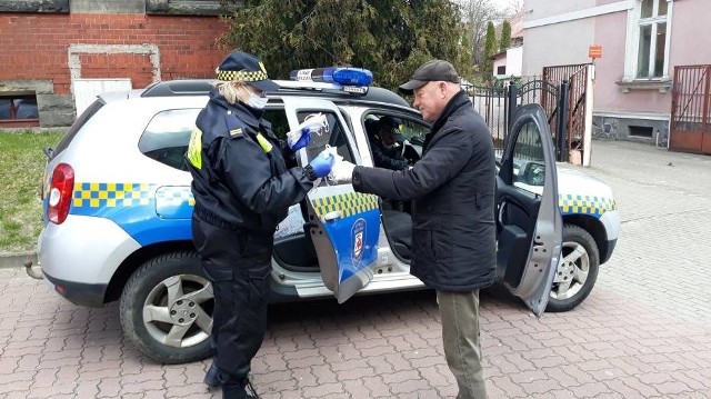 Nasi Czytelnicy oburzeni tym, co z maseczkami robi miastecki Urząd Miejski