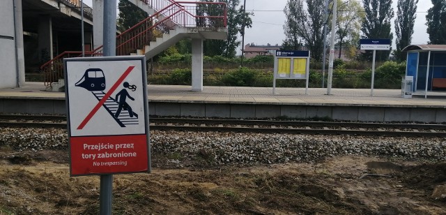 Przystanek kolejowy Łódź Dąbrowa od lat uchodzi za wyjątkowo niebezpieczne miejsce. Ukryty pod wiaduktem peron pozbawiony jest jakiegokolwiek zejścia prowadzącego w kierunku pobliskiego osiedla Dąbrowa i odległej o kilkadziesiąt metrów pętli tramwajowej, a to właśnie tam zmierza większość podróżnych wysiadających tutaj z pociągów.CZYTAJ WIĘCEJ NA NASTĘPNEJ STRONIE