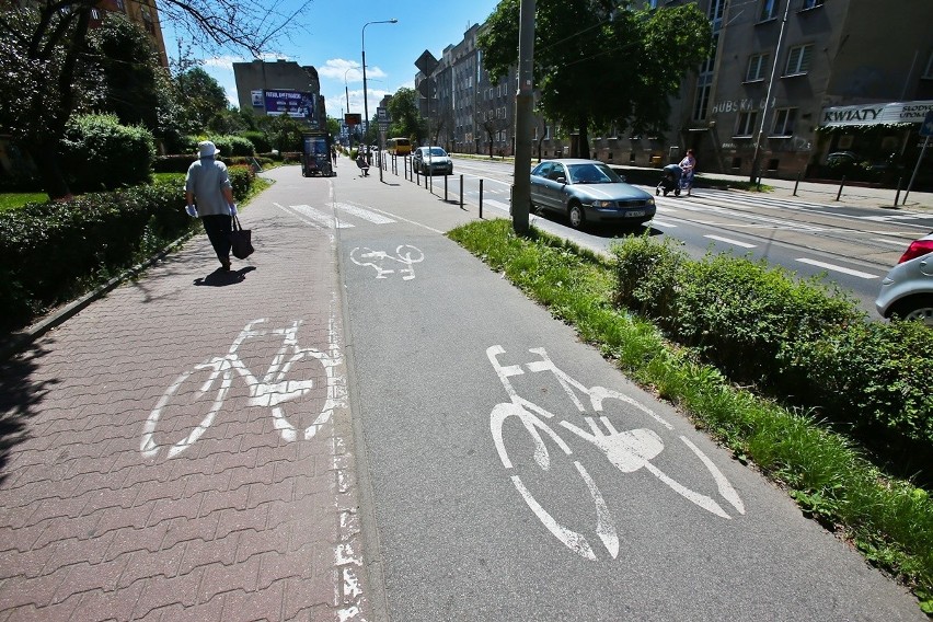 Ulica Hubska. Błędne oznaczenie na ścieżce rowerowej.