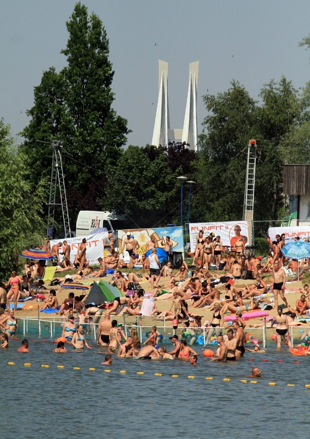 Na Gliniankach najwięcej ludzi wypoczywało na piaszczystej plaży.