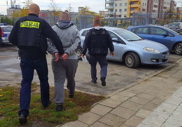 W niedzielę policjanci z komisariatu na Śródmieściu zatrzymali 23-letniego ojca dziewczynki