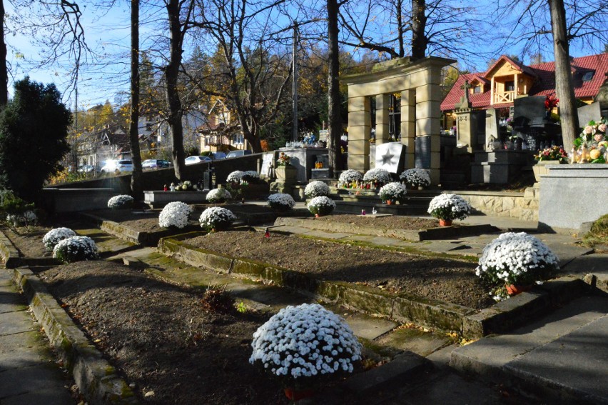 Wszystkich Świętych w obiektywie. Myślenickie nekropolie o poranku i dobczycka po zmierzchu