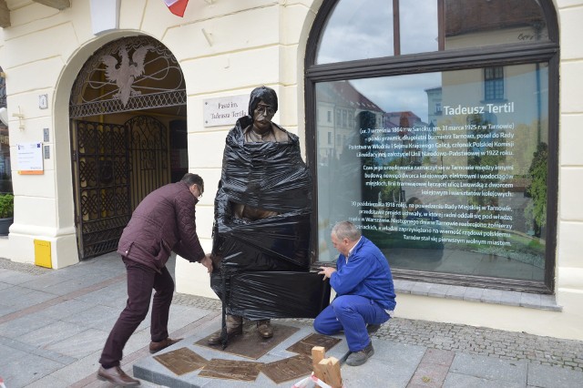 Pomnik Tadeusza Tertila stanął na płycie Rynku obok wejścia do Pasażu jego imienia