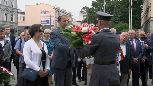 Grzegorz Muszyński (w środku) reprezentujący Państwowe Porty Lotnicze złożył w imieniu przedsiębiorstwa wiązanki kwiatów pod pomnikiem Radomskiego Czerwca.