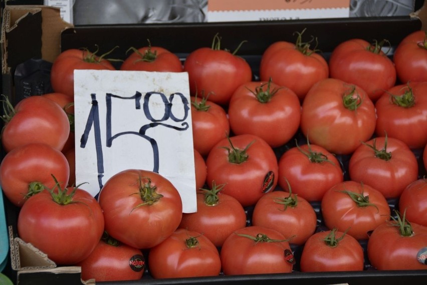 Ceny pomidorów skoczyły nawet do 15 złotych za kilogram.