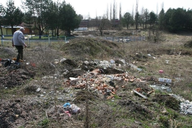 Władze Masłowa i Bodzentyna mają nadzieję, że po wprowadzenie podatku śmieciowego rozwiąże problem powstawania dzikich wysypisk takich jak to.