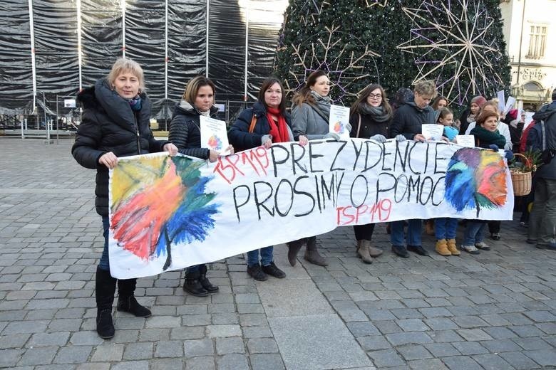 Protest rodziców uczniów TSP nr 119 przy ul. Bytomskiej