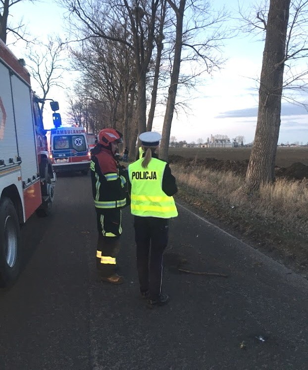 Śmiertelny wypadek koło Szymankowa w gminie Lichnowy. 3.04.2022. Samochód rozbił się o drzewo