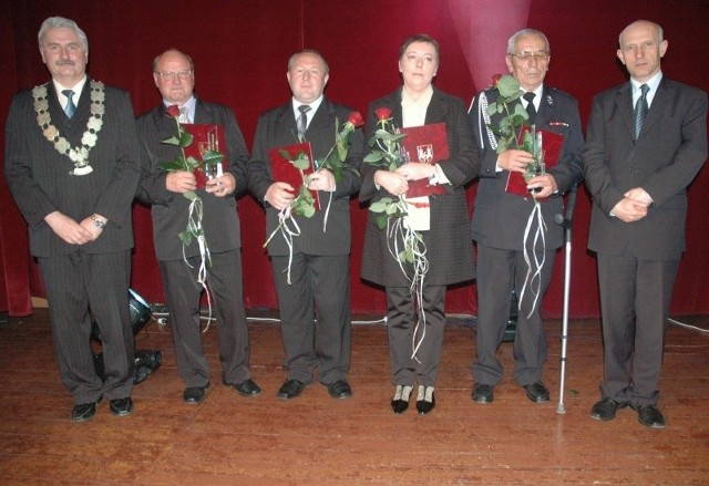 Od lewej: przewodniczący rady miejskiej Bogusław Łazik, Andrzej Wicher, Paweł Mieszkalski, Iwona Gorczyńska, Ireneusz Morawiak i burmistrz Jarosław Tkaczyński.