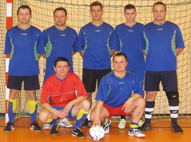 Gospodarzem sportowym turnieju stała się drużyna Scorpion, w której zagrał sam patron i fundator nagród Andrzej Kobylański (stoi w środku).