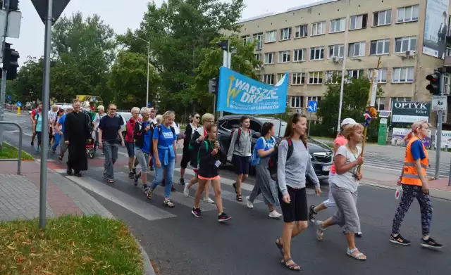 W czwartek, 1 sierpnia, z Zielonej Góry wyruszyła ogólnopolska pielgrzymka nauczycieli „Warszaty w drodze”. Do pokonania mają 320 km. Na Jasną Górę dotrą 12 sierpnia. Gdy w czwartek, chwilę przed godz. 8 zajrzeliśmy na boisko SP 6 przy ul. Kingi w Zielonej Górze do samochodów pakowano ostatnie zgrzewki wody. Chwilę potem uczestnicy ze śpiewem na ustach ruszyli w drogę. Postoje zaplanowano przy kościele na os. Pomorskim, potem w Droszkowie i Zaborze. Pierwszy etap zakończy się w Bojadłach. Uczestnicy, w drodze do Częstochowy, pokonają 320 km. To oznacza, że codziennie mają do przejścia ok. 30 km. Pielgrzymka nauczycieli nie tylko modlitwa i rekolekcje w drodze, ale też okazja do wymiany zawodowych doświadczeń.  Polecamy także: Z Gorzowa wyruszyła 37. piesza pielgrzymka na Jasną Górą. Blisko 150 osób do pokonania ma około 400 km!