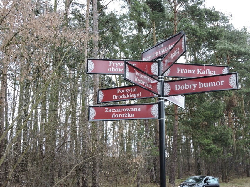 Nietypowe tabliczki identyfikacyjne w gminie Kadzidło. Nie tylko nazwy ulic!