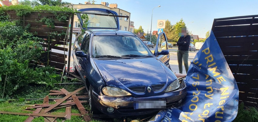 W Ustce auto staranowało płot. Kierująca dostała pouczenie [ZDJĘCIA]