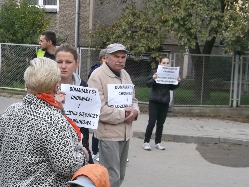 Wrocław: Mieszkańcy Zakrzowa protestowali i blokowali ulicę (ZDJĘCIA)