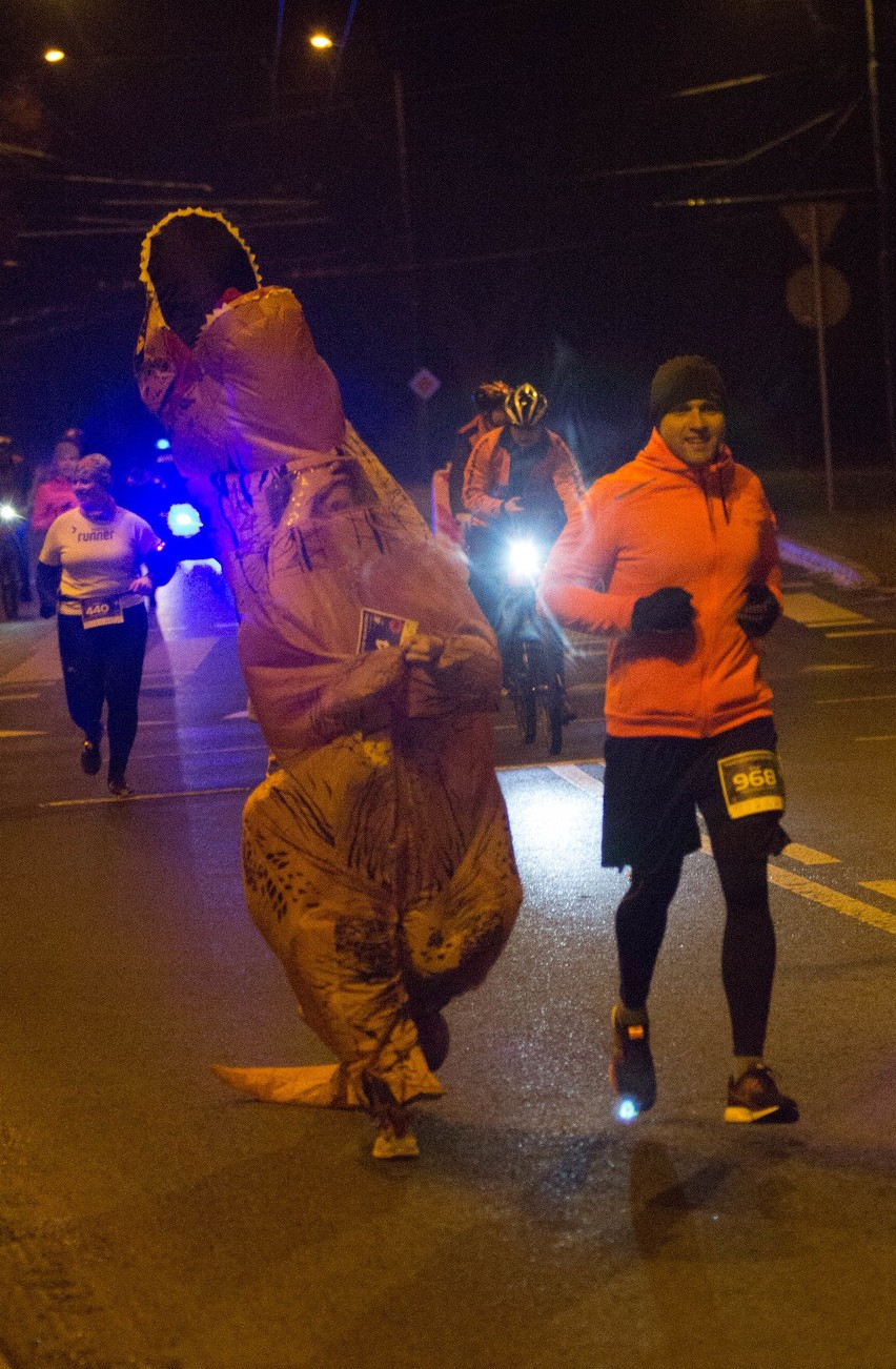 Trzecia Dycha do Maratonu 2018. Nocne marki biegowe w akcji (ZDJĘCIA, WIDEO)