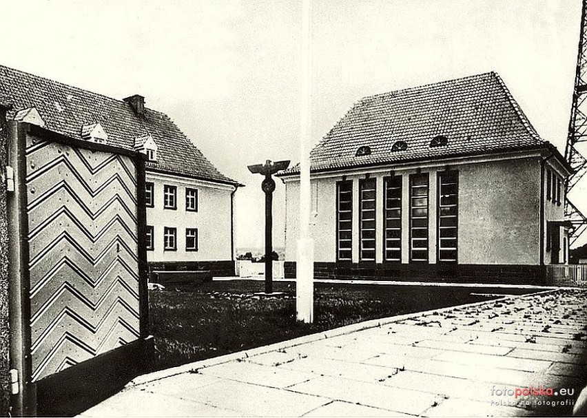 Lata 1939-1944 , Budynek stacji nadawczej, z lewej fragment...