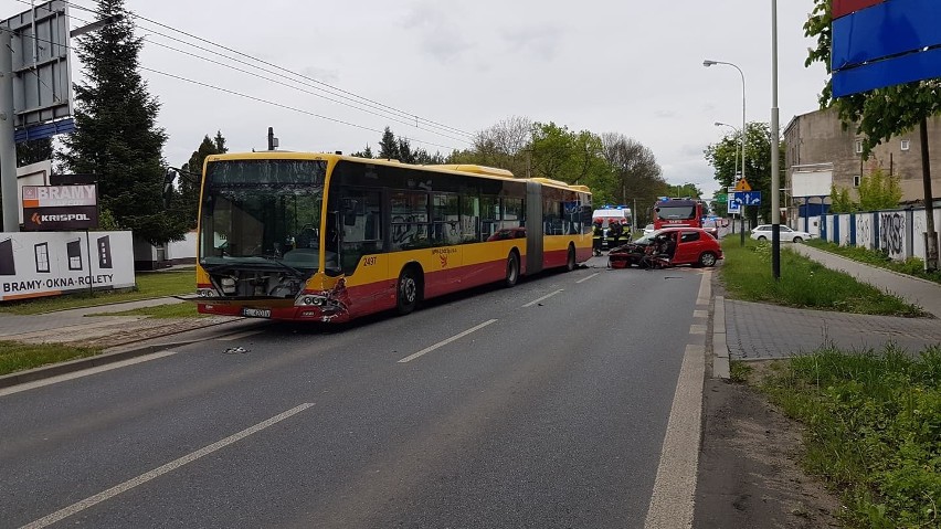 Wypadek na ul. Konstantynowskiej. Samochód osobowy zderzył się z autobusem MPK