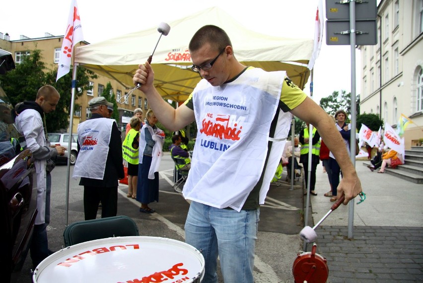 Protest przed Urzędem Marszałkowskim trwa od czwartku. Na...