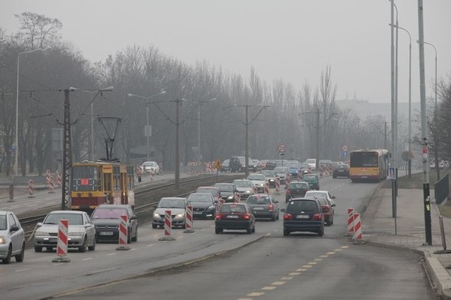 Korki już się tworzą, choć w niedzielę ruch jest ograniczony