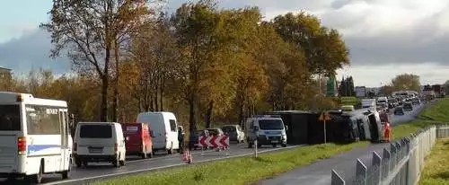 Tir przewrócił się na drodze krajowej nr 6 tuż przed Koszalinem.