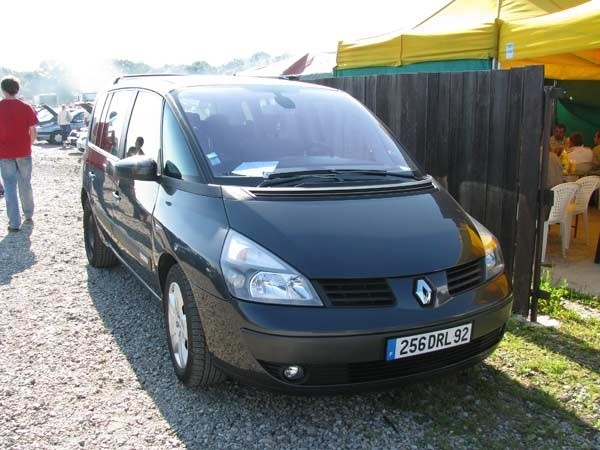 Renault Espace. Silnik 2,0 benzyna + turbo, przebieg 103000 km. Rok produkcji 2003. Wyposazenie: pelna opcja oprócz skórzanej tapicerki, 7-osobowy. Cena 29900 zl.