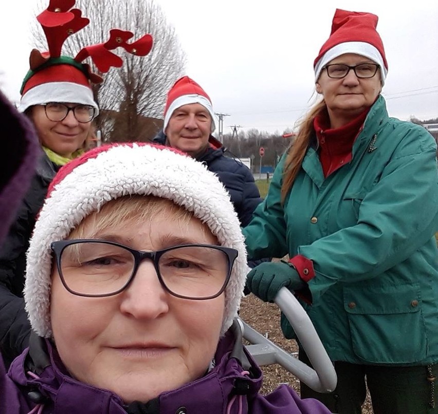 Mikołajowe czapki, kijki i spacer na zdrowie              