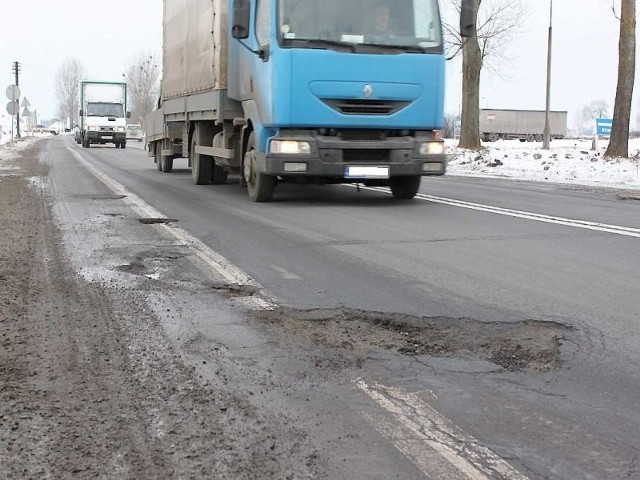 Krajowa "jedynka&#8221; między Toruniem a Włocławkiem przypomina szwajcarski ser