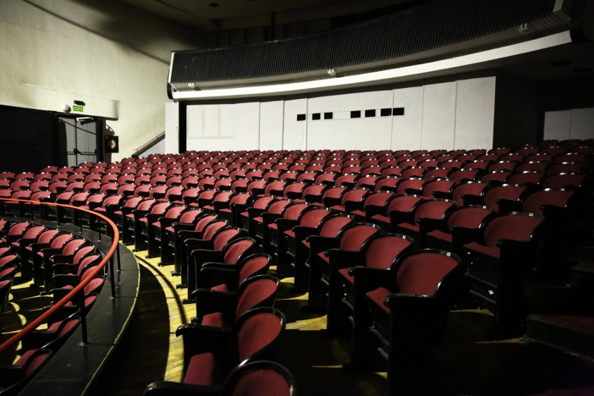 UMCS sprzedaje fotele kinowe z Chatki Żaka i wyposażenie techniki estradowej. Sala widowiskowa idzie do remontu