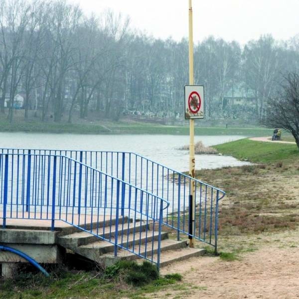 Tego lata w kieleckim zalewie także nie będzie można popływać. Akwen nie nadaje się do kąpieli od tak dawna, że znak informujący o tym zdążył już zardzewieć.