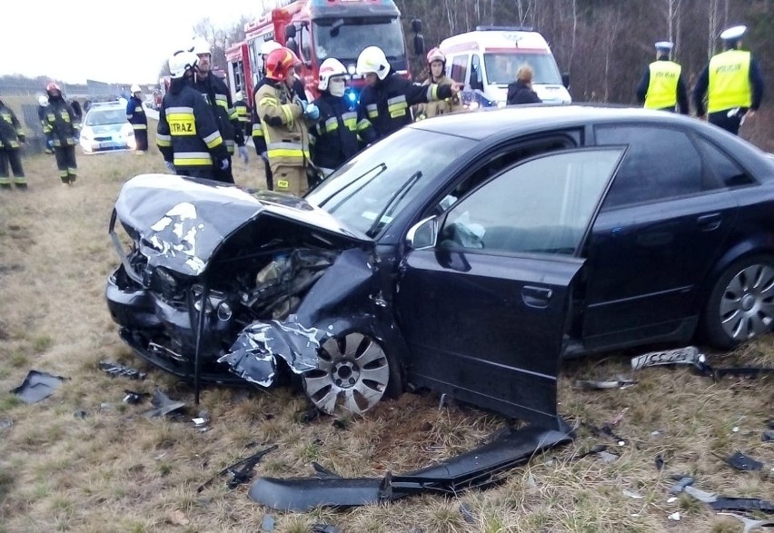 Biadoliny Radłowskie. Zderzenie dwóch samochodów na drodze serwisowej przy autostradzie. Trzy osoby zostały ranne [ZDJĘCIA]