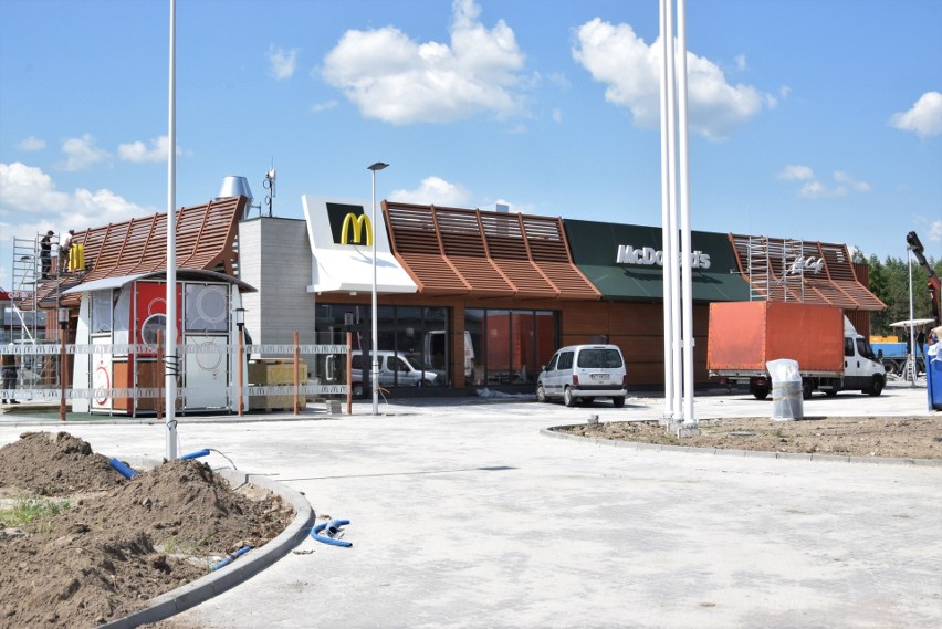 McDonald's w Łączynie obok stacji paliw Orlen już prawie gotowy. Zobacz jak wygląda na kilka dni przed otwarciem [ZDJĘCIA]