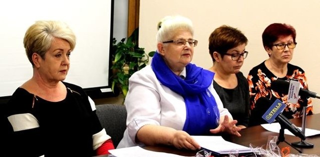 Z lewej Halina Dąbrowska, prezes stalowowolskich „Amazonek”, na spotkaniu z dziennikarzami