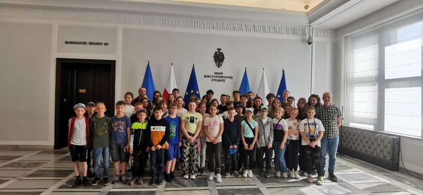 Uczniowie ze Szkoły Podstawowej w Nowej Słupi zwiedzili siedzibę Polskiego Parlamentu. Wycieczkę wsparł senator Słoń i prezes GKS Rudki