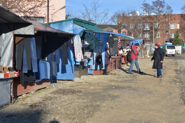 Handlujący na targowisku u zbiegu ulic Struga i Grzybowskiej mimo zapowiedzi nie muszą obecnie płacić za handel na tym terenie. Wkrótce się to jednak zmieni, bo magistrat poprawia błędną uchwałę.