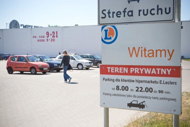 Według zapowiedzi, płatne parkowanie przy E.Leclerc w Słupsku będzie tylko dla tych, którzy swoje samochody chcą tam zostawić na długo, nie tylko na jedną noc.