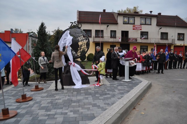 W sobotę mieszkańcy Parzymiech świętowali uroczyście 750 lat istnienia swojej miejscowości. Z tej okazji odsłonięto  pomnik upamiętniający ten wspaniały jubileusz. Duchowo uroczystościom przewodniczył biskup Antoni Długosz.