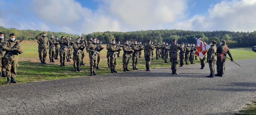 Żołnierze Obrony Terytorialnej z Radomia i Grójca złożyli przysięgę na poligonie