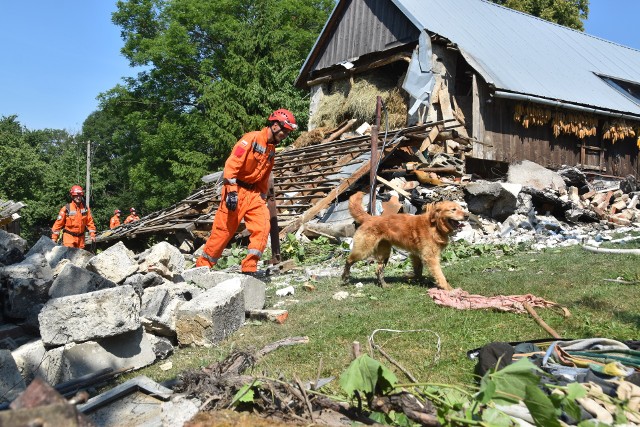 Akcja ratownicza i poszukiwawcza  w Zalasowej prowadzona jest ponad 30-stopniowym upale. Bierze w niej udział kilkudziesięciu strażaków, w tym grupa z Nowego Sącza z psem