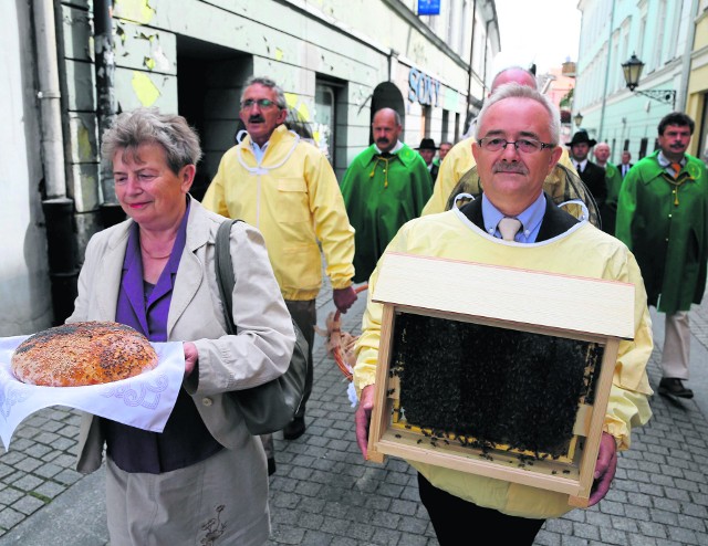 Korowód pszczelarzy przemaszerował ulicami miasta do kościoła, gdzie w ich intencji odprawiono mszę świętą.