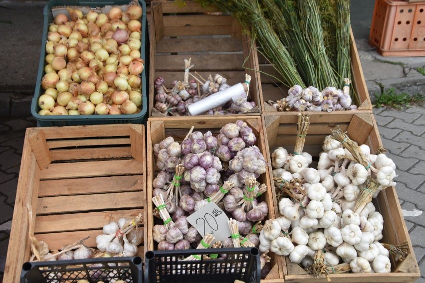 Ceny warzyw i owoców na giełdzie w Sandomierzu w sobotę, 13 sierpnia. Pogoda odstraszyła nie tylko klientów, ale i wystawców. Ceny w górę! 