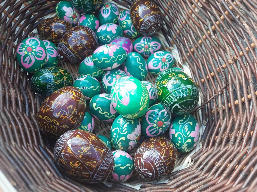 Wielkanoc na giełdzie w Sandomierzu. Moc kolorowych ozdób i palmy wielkanocne. Zobacz, co można kupić do koszyczka, do domu i na stół   