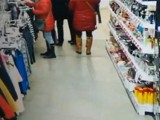 Policja zatrzymała kobiety, które kradły w sklepach z używaną odzieżą [wideo] 
