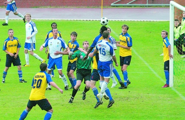 Tak padł jedyny gol meczu w Słubicach. Golkiper rzepinian Łukasz Twarowski (w środku) minął się z piłką po dośrodkowaniu z rzutu rożnego, a Dominik Janik (numer 15) głową skierował ją do pustej bramki.