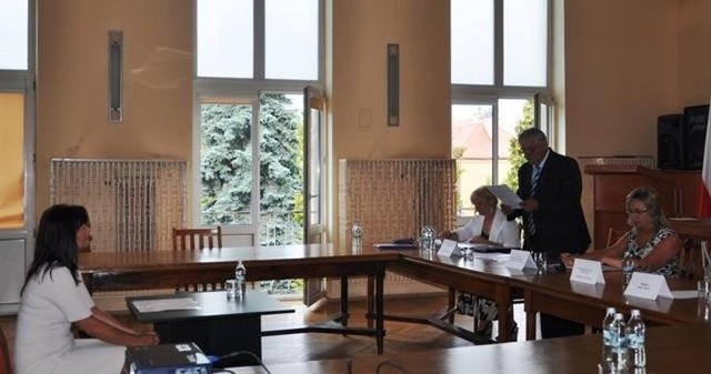 Nauczyciele zdawali egzaminy w poniedziałek w siedzibie starostwa powiatowego w Szydłowcu. 