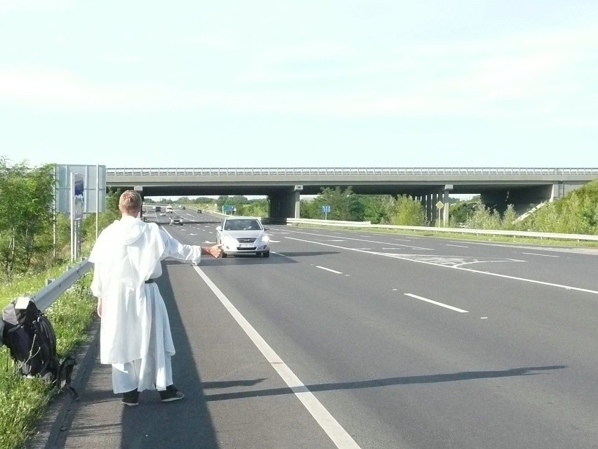 Autostopem podróżowali już z Łodzi m.in. dominikanie